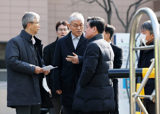 천대엽 법원행정처장이 19일 내란 우두머리 혐의 피의자 윤석열 대통령 지지자들이 불법 난입한 서울 마포구 서울서부지방법원을 찾아 현장을 점검한 후 관계자들과 대화하고 있다. 뉴스1