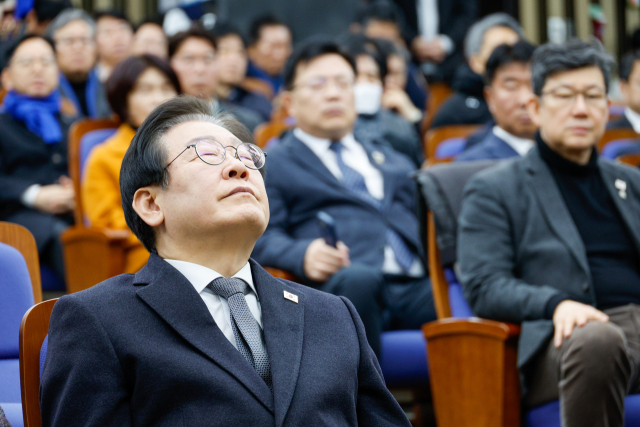 이재명 더불어민주당 대표가 19일 국회에서 열린 비상의원총회에서 눈을 감고 박찬대 민주당 원내대표의 발언을 듣고 있다. 뉴스1