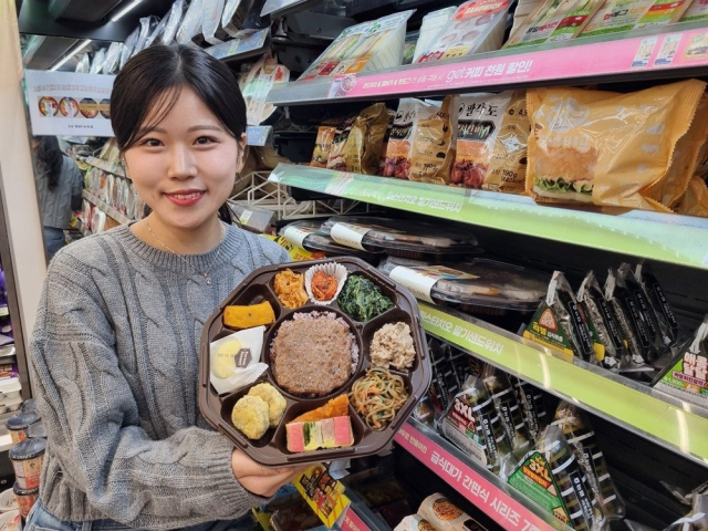 CU 관계자가 ‘명절 11찬 도시락’을 소개하고 있다. 사진제공=BGF리테일