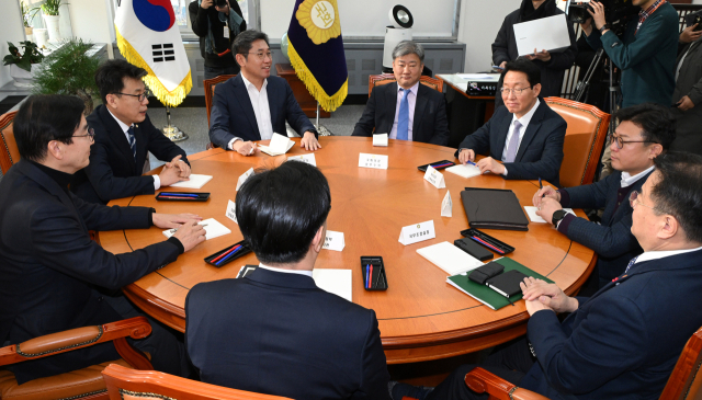 김상훈(오른쪽 세 번째) 국민의힘 정책위의장과 진성준(왼쪽 두 번째) 더불어민주당 정책위의장이 이달 9일 국회에서 열린 ‘국회 정부 국정협의체’ 실무회의를 하고 있다. 오승현 기자