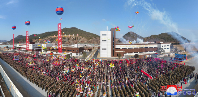 지난 16일 북한 황해북도 연탄군에 새로 건설된 지방공업공장 준공식. /조선중앙통신·연합뉴스