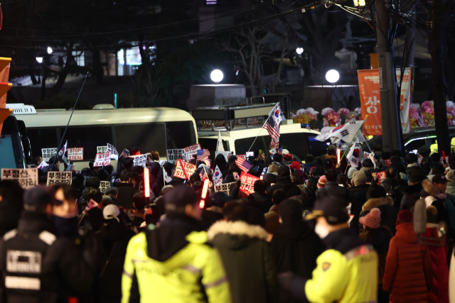 윤석열 대통령 지지자들이 19일 서울 종로구 헌법재판소 인근에서 탄핵 반대 구호를 외치고 있다. 연합뉴스