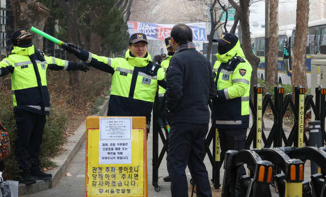 20일 오전 서울서부지방법원 민원인 출입구 앞에서 출입통제가 강화되고 있다. 연합뉴스