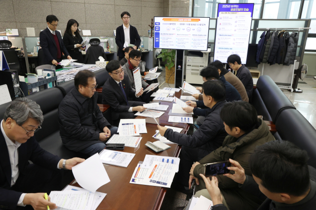 임기근(왼쪽 세번째) 조달청장이 ‘2025년 조달청 업무계획’을 설명하고 있다. 사진제공=조달청