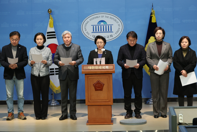 김선민 당 대표 권한대행을 비롯한 조국혁신당 의원들이 5일 국회 소통관에서 국민의힘에 대한 위헌정당해산 심판 청구를 정부에 촉구하는 기자회견을 하고 있다. 연합뉴스