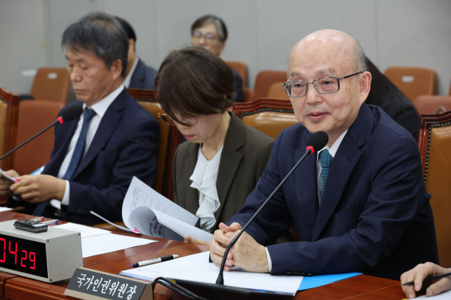 안창호 국가인권위원장이 17일 오후 서울 여의도 국회 운영위원회 전체회의에서 의원 질의에 답하고 있다. 연합뉴스