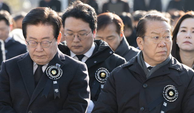 이재명 더불어민주당 대표(왼쪽)와 권영세 국민의힘 원내대표가 3일 오전 서울 여의도 국회에서 열린 고 김수한 전 국회의장 영결식에 참석해 있다. 뉴스1