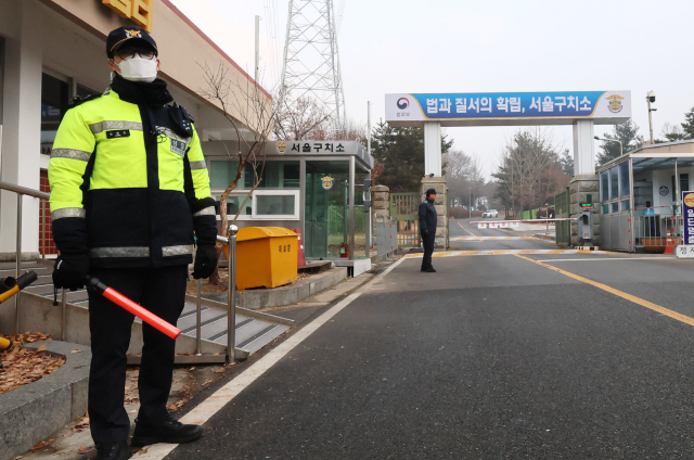 20일 윤석열 대통령이 구속 수감중인 경기도 의왕시 서울구치소 앞에서 경찰이 근무를 서고 있다. 연합뉴스