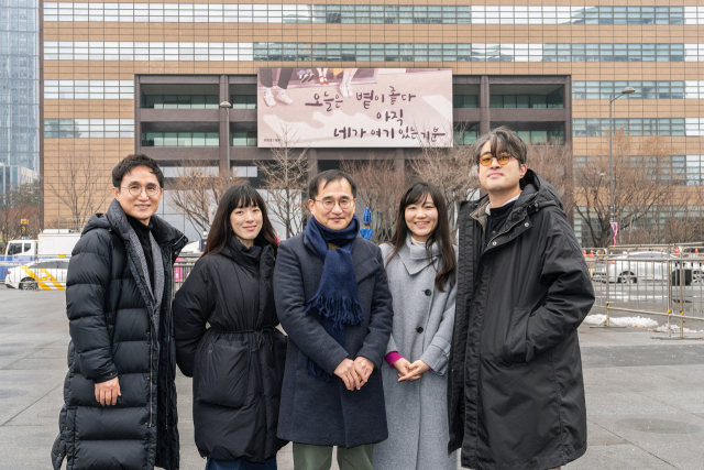 광화문글판 문안선정위원인 장재선(왼쪽부터) 시인, 가수 겸 작가 요조, 김연수 소설가, 안희연 시인, 유희경 시인이 13일 서울 광화문 사거리에서 사진을 찍고 있다. 사진 제공=교보생명