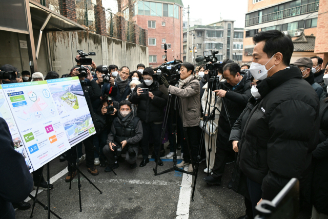 오세훈(오른쪽 첫 번째) 서울시장이 20일 강북구 미아동 130번지 재개발 현장에서 입체공원 규제 완화 설명을 듣고 있다. 사진 제공=서울시