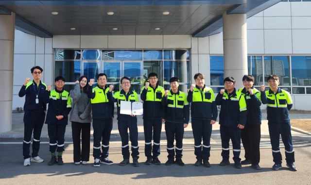 17일 포스코퓨처엠 직원들이 산업통상자원부 장관 표창을 들고 기념촬영하고 있다. 사진제공=포스코퓨처엠