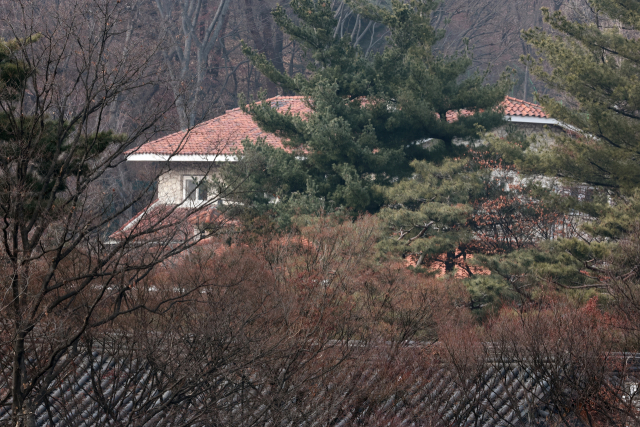 경찰 비상계엄 특별수사단이 계엄문건과 폐쇄회로(CC)TV 등을 확보하기 위해 대통령 안전가옥에 대해 압수수색을 진행한 20일 서울 종로구 삼청동 대통령 안가 모습. 연합뉴스