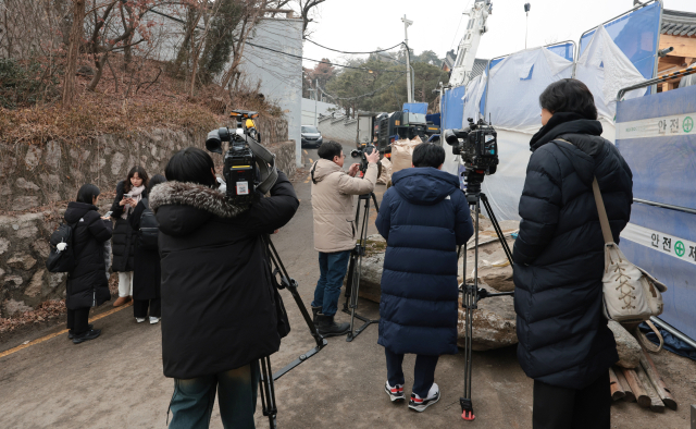 경찰 비상계엄 특별수사단이 계엄문건과 폐쇄회로(CC)TV 등을 확보하기 위해 대통령 안전가옥에 대해 압수수색을 진행한 20일 서울 종로구 삼청동 대통령 안가 앞에서 취재진이 대기하고 있다. 연합뉴스