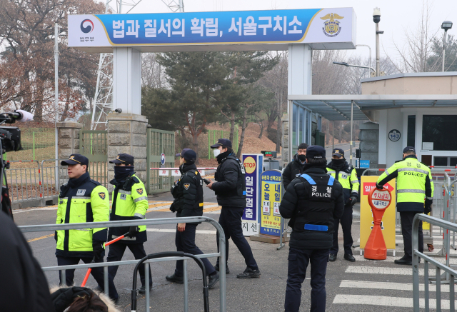 20일 윤석열 대통령이 구속 수감 중인 경기도 의왕시 서울구치소 앞에서 경찰이 근무를 서고 있다. 연합뉴스