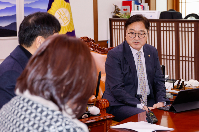 우원식 국회의장이 20일 오후 서울 여의도 국회에서 선석현 광주광역시관광협회 회장, 강혜련 이사, 양해경 이사, 김재국 한국여행업사업협동조합 이사장과 광주전남 관광산업 위기상황 긴급간담회를 하고 있다. 뉴스1