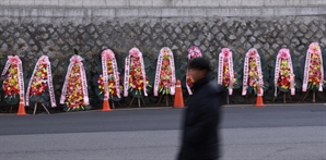 "꽃 시들어 썩기도"…대통령실 앞 '尹 지지 화환' 2000개 철거된다