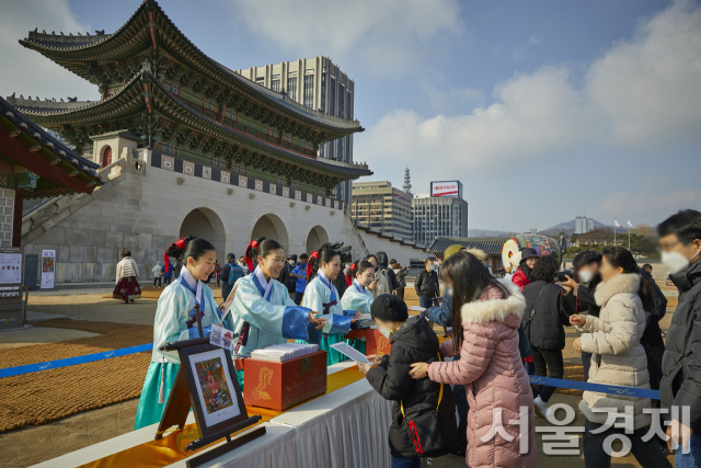 지난해 세화 나눔 행사 모습. 사진 제공=국가유산청