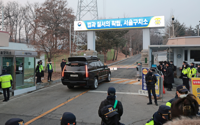 고위공직자범죄수사처가 윤석열 대통령이 수용된 서울구치소에 방문한 가운데 20일 경기도 의왕시 서울구치소에 경호 차량이 들어가고 있다. 연합뉴스