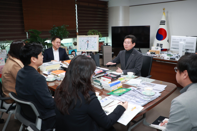 이상일 용인시장이 지난 20일 시청 집무실에서 여운홍 K-GTSEC센터장과 만나 반도체산업 인재 양성 방안에 대해 논의하고 있다. 사진 제공 = 용인시