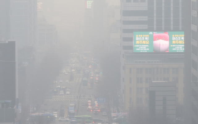 국외에서 먼지가 유입되면서 전국 대부분 지역의 미세먼지 농도 '나쁨'에서 '매우 나쁨' 수준까지 보인 20일 서울 종로구 서울시교육청에서 바라본 시내가 뿌연 모습을 보이고 있다. 성형주 기자