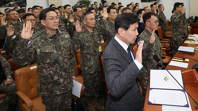 지난 1월 14일 국회에서 열린 12·3 비상계엄 내란 혐의 국정조사특위에 김선호 국방부 장관 직무대리(차관) 등 증인으로 채택된 군 주요 지휘관이 선서를 하고 있다. 연합뉴스