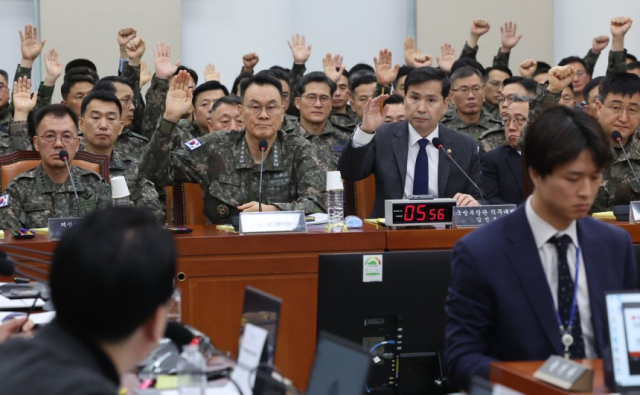 지난 1월 14일 국회에서 열린 ‘윤석열 정부의 비상계엄 선포를 통한 내란 혐의 진상규명 국정조사 특별위원회’ 전체회의에서 비상계엄과 관련한 수사를 받아본 사람은 손을 들어보라는 국민의힘 곽규택 의원의 질의에 김선호 국방부 장관 직무대리(차관)을 비롯해 김명수 합참 의장 등 군 장성들이 손을 들고 있다. 연합뉴스