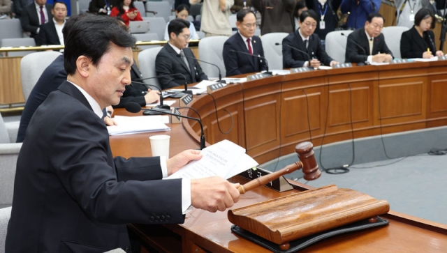 지난해 12월 31일 국회에서 열린 ‘윤석열 정부의 비상계엄 선포를 통한 내란 진상규명 국정조사특별위원회’ 첫 전체회의에서 안규백 위원장이 의사봉을 두드리고 있다. 연합뉴스