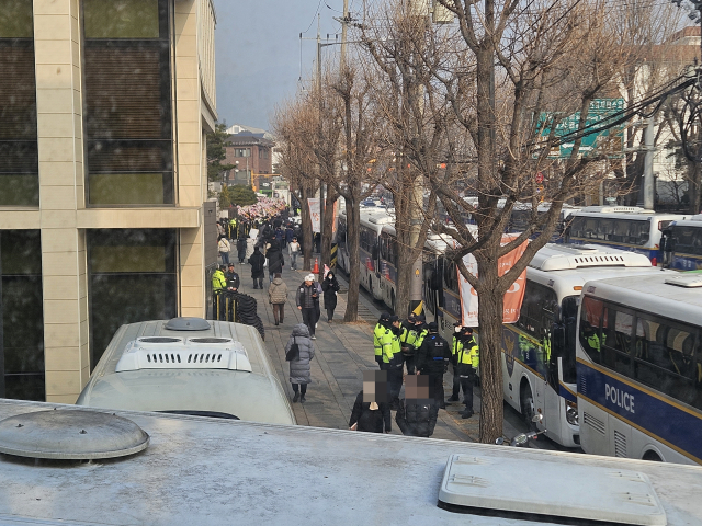 윤석열 대통령이 첫 탄핵 심판 출석을 예고한 21일 서울 종로구 헌법재판소 앞 경찰 배치가 삼엄하다. 박민주 기자