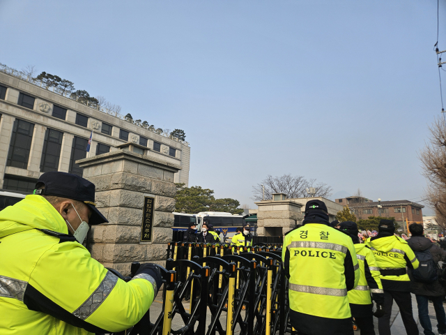 윤석열 대통령이 첫 탄핵 심판 출석을 예고한 21일 서울 종로구 헌법재판소 앞 경찰 배치가 삼엄하다. 박민주 기자