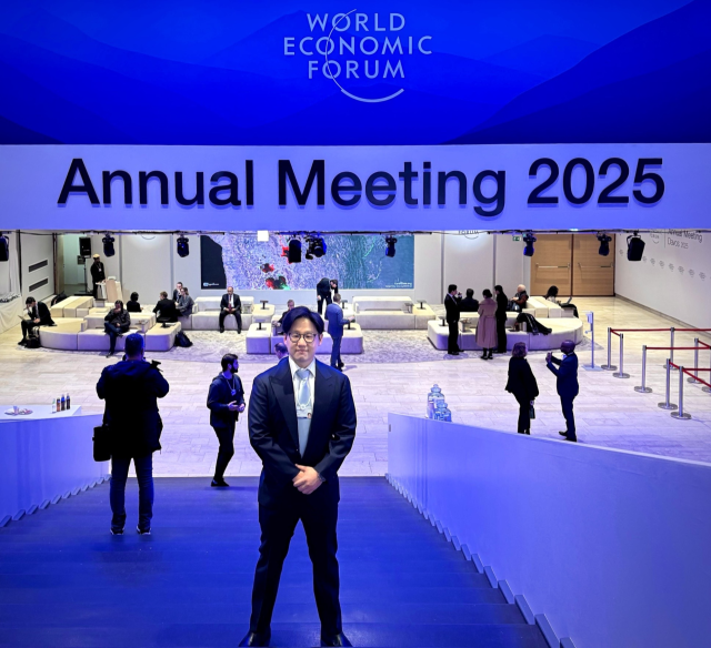 서범석 루닛 대표가 1월 20일부터 24일까지 스위스 다보스에서 열리는 세계경제포럼(World Economic Forum)에 참석해 기념촬영을 하고 있다. 사진 제공=루닛