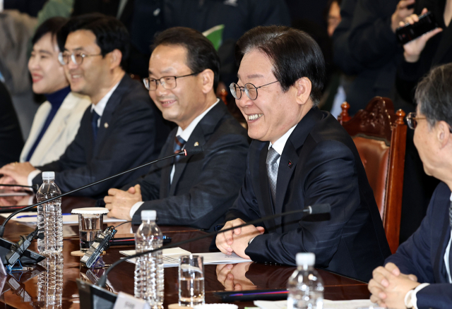 이재명 더불어민주당 대표가 20일 서울 중구 은행연합회관에서 열린 '민생 경제 회복을 위한 더불어민주당-은행권 현장간담회'에서 발언하고 있다. 연합뉴스