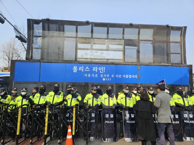 21일 서울 종로구 안국역사거리에서 경찰이 차량형 안전펜스를 설치해 차량 진입을 막고 있다. 박민주 기자