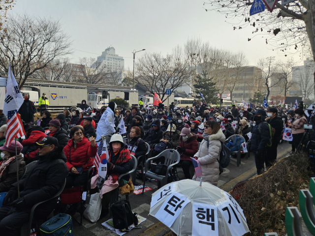 21일 서울 종로구 안국역 5번 출구 인근에서 '헌재 앞 탄핵반대 국민대회'가 열리고 있다. 박민주 기자