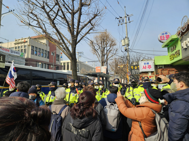 21일 서울 종로구 안국역 인근에서 경찰 통제에 가로막힌 윤석열 대통령 지지자 등이 항의하고 있다. 박민주 기자