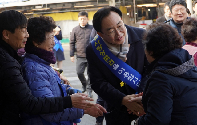 윤병태 나주시장이 지난 20일 지역 전통시장에서 설 명절맞이 장보기 행사에 참여하고 있다. 나주시는 전남 시 단위 최초로 1인 당 10만 원, 4인 가족 기준 40만 원의 민생경제회복지원금을 모든 시민에게 지급한다. 사진 제공=나주