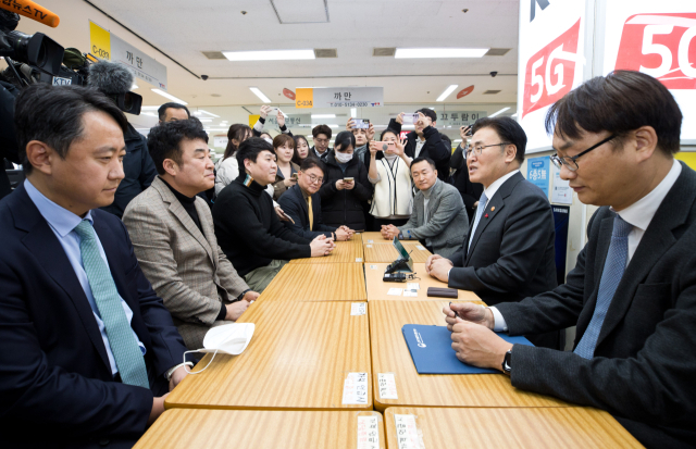 유상임 과학기술정보통신부 장관은 21일 서울 강변 테크노마트의 휴대전화 집단상가를 방문해 단통법 폐지 전 유통시장 현황을 살펴보며 상인들과 대화하고 있다. 사진제공=과기정통부