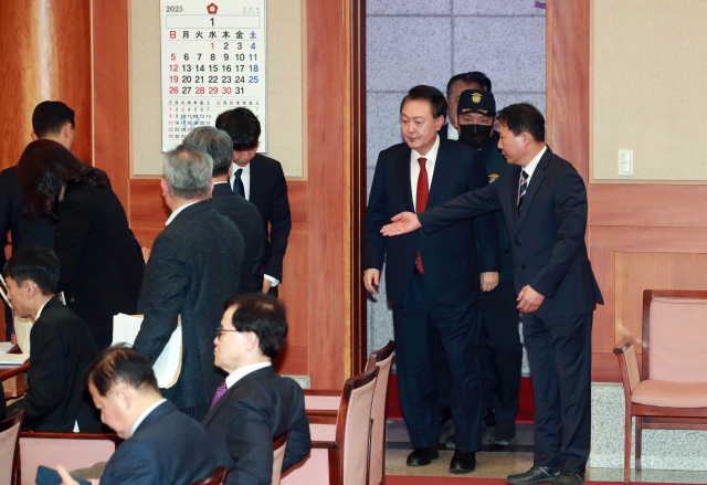 윤석열 대통령이 21일 오후 서울 종로구 헌법재판소에서 열린 탄핵심판 3차 변론에 출석하고 있다. 연합뉴스