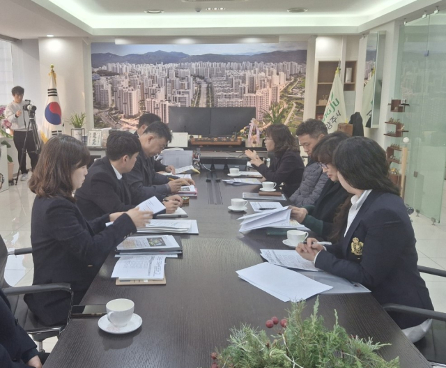 도김금숙 경기도교육청 융합교육국장과 강수현 양주시장이 21일 양주시청에서 간담회를 갖고 경기미래체육고등학교 설립을 위한 의견을 나누고 있다.