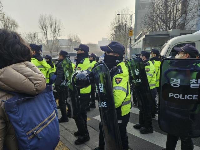 21일 서울 종로구 안국역 인근 도로에서 헌법재판소 통행을 통제하기 위해 경찰이 방패를 들고 대열을 짜고 있다. 박민주 기자