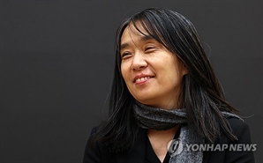 한강 “현대사 비극 반복돼선 안돼…과거와 현재 연결돼 있어”