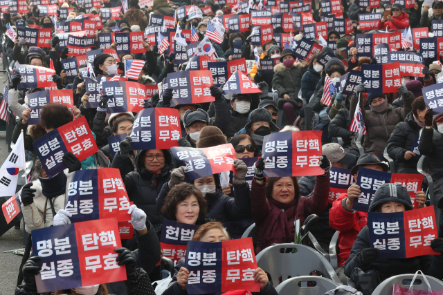 "일당 5만원, 용모단정한 여학생 구합니다"…집회 알바 구인글 논란