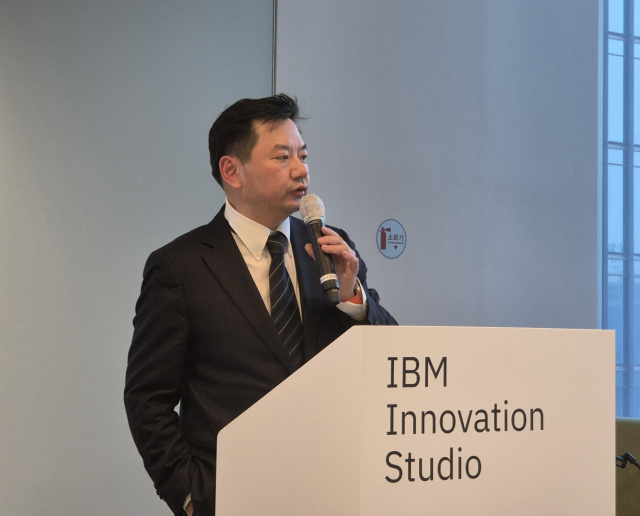 표창희 IBM 퀀텀 아시아태평양 사업부 담당(상무)가 21일 서울 영등포구 한국IBM 사옥에서 열린 기자간담회에서 IBM의 양자컴퓨터 로드맵을 소개하고 있다. 김성태 기자