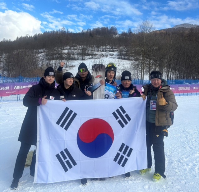 2025 토리노 동계 세계대학경기대회 스노보드 알파인 남자 평행 대회전에서 은메달을 따낸 마준호(오른쪽에서 세 번째). 사진 제공=대한스키·스노보드협회