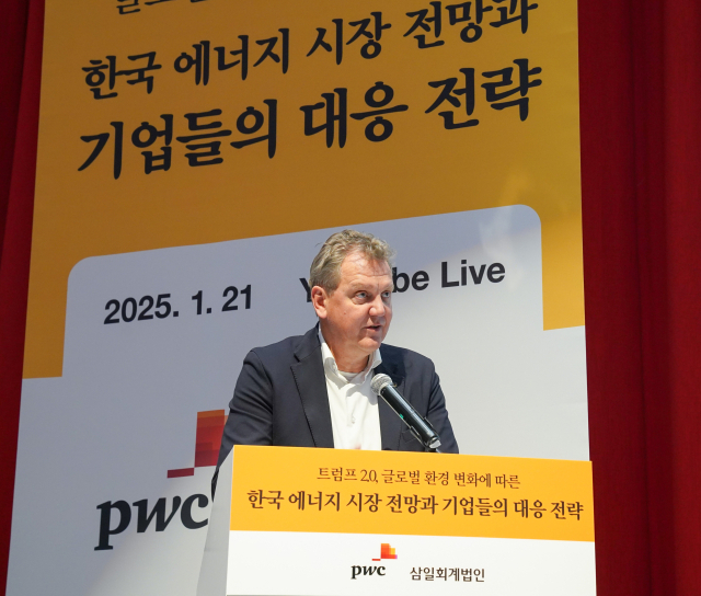 예룬 판 호프 PwC글로벌 에너지 유틸리티앤리소스 리더가 21일 서울 용산 삼일PwC 본사에서 재생에너지 산업의 성장 가능성에 대해 설명하고 있다. 사진 제공=삼일PwC