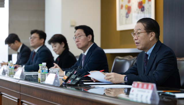 권영세(오른쪽) 국민의힘 비상대책위원장이 22일 서울 중구 대한노인회를 찾아 이중근 회장 등 대한노인회 관계자들에게 노인 지원 정책 개편안을 설명하고 있다. 뉴스1