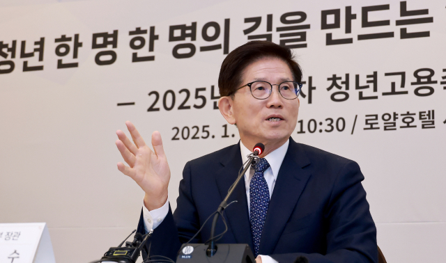 김문수 고용노동부 장관이 22일 서울 중구 로얄호텔에서 열린 '2025년 제1차 청년고용촉진특별위원회'에서 발언하고 있다. 연합뉴스