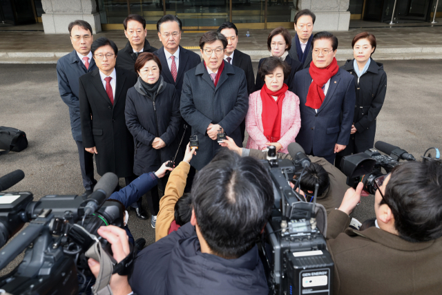 서울 종로구 헌법재판소를 항의 방문한 권성동 국민의힘 원내대표가 22일 헌재 측과 협의가 되지 않아 방문이 무산된 가운데 문 앞에서 입장을 밝히고 있다. 연합뉴스