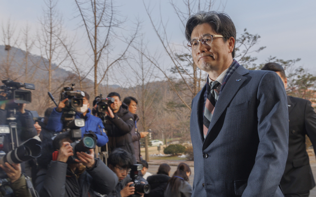 오동운 고위공직자범죄수사처장이 22일 오전 정부과천청사 내 공수처로 출근하다 취재진과 만나 윤석열 대통령 수사와 관련한 공수처의 입장을 밝힌 뒤 청사로 들어가고 있다. 연합뉴스