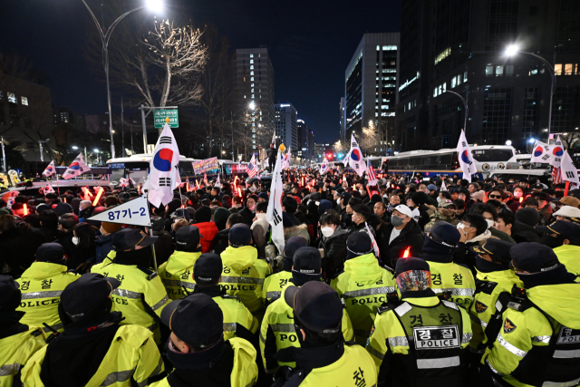 내란 우두머리 혐의로 체포된 윤석열 대통령의 영장실질심사가 열린 지난 18일 서울 마포구 서울서부지방법원 앞에서 윤 대통령 지지자들이 심사가 종료된 이후에도 집회를 이어가고 있다. 뉴스1