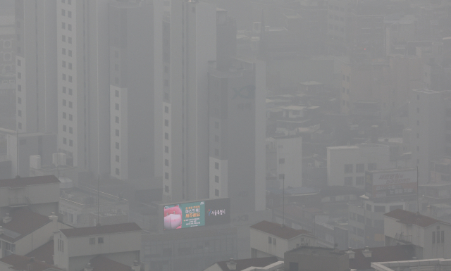 고농도 미세먼지 비상저감조치가 실시된 22일 오전 서울 도심이 뿌옇다. 연합뉴스